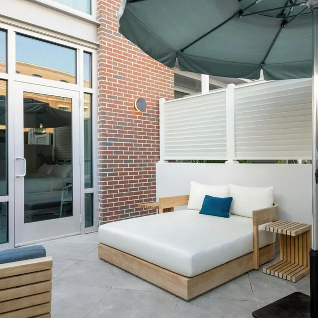 Upgrade, King Bed, Pool View, Balcony، The Limited Hotel Charleston 2/9