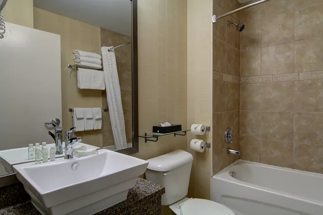 جناح بسرير كينج مع أريكة بمطبخ صغير، Best Western Plus Bowmanville 1/2