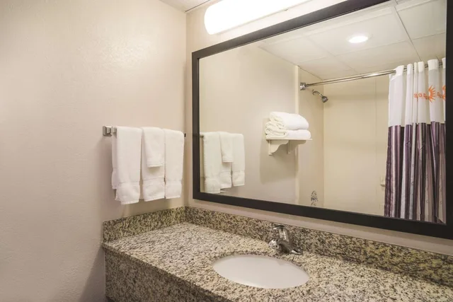 جناح عائلي ديلوكس بغرفة نوم واحدة، La Quinta Inn & Suites by Wyndham Clifton/Rutherford 10/10