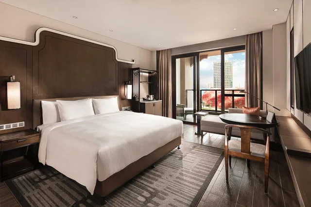 Deluxe, Double Bed, Lake View, Steigenberger Guangzhou 2/2