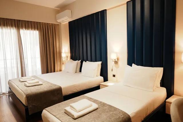 غرفة ثلاثية بسرير كوين وسرير فردي بشرفة، Blue Sky Hotel 9/10