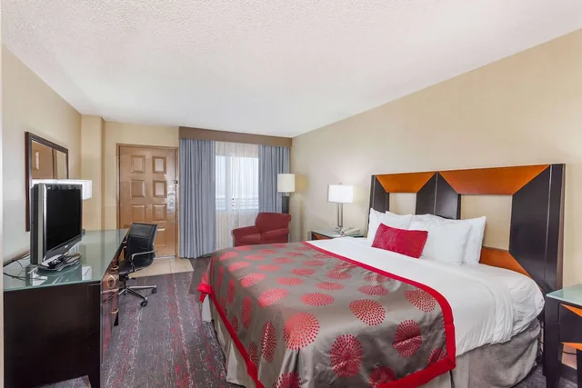 Room, King Bed, Bay View, High Floor, Ramada by Wyndham San Diego National City 2/6