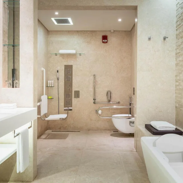 غرفة ملكية كلوب تنفيذية كبيرة مع دخول الصالة، Le Meridien Dubai Hotel and Conference Centre 10/10