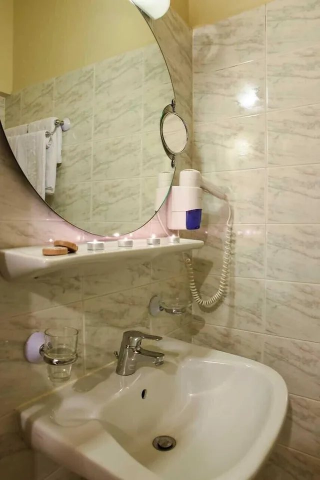 غرفة أساسية بسريرين منفصلين بإطلالة على الحديقة، Theo Hotel 4/4
