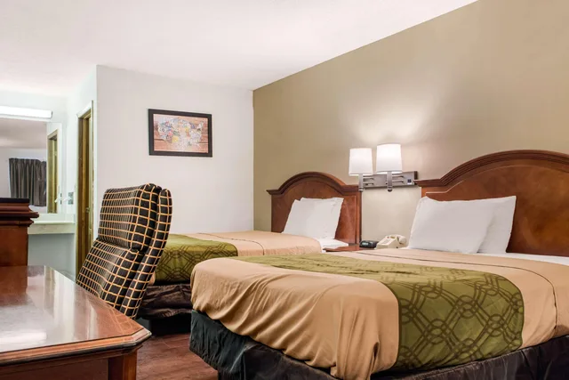 Room, 2 Double Beds, Smoking, Econo Lodge Holland - Toledo 3/3