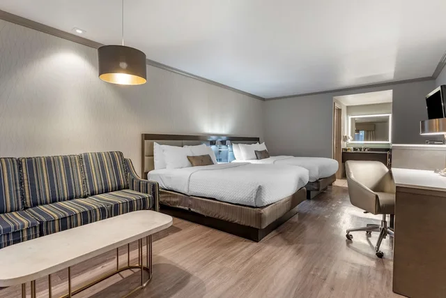 غرفة قياسية بسريرين كوين مع أريكة، Best Western Plus Executive Suites 1/10