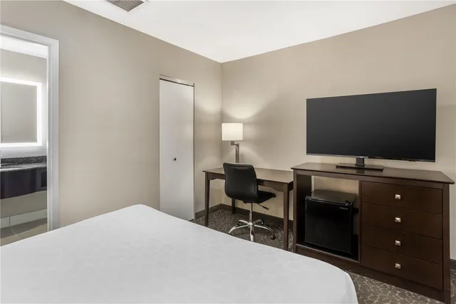 جناح بسرير كوين مع أريكة بمنطقة جلوس، Best Western Fort Lee 2/3