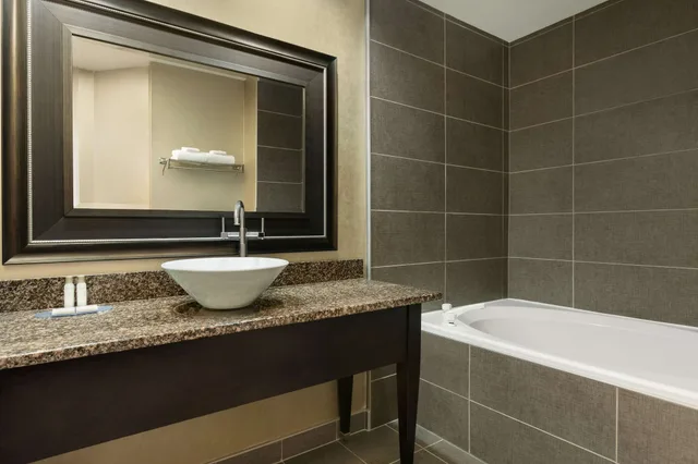 جناح تنفيذي بسرير كينج، Travelodge by Wyndham Hotel & Convention Centre Quebec City 2/3