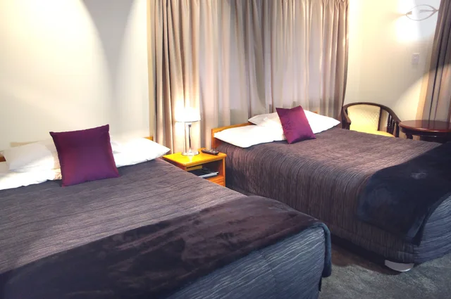 استوديو ثلاثي بسرير كوين وسرير فردي، Tudor Motor Lodge 3/4