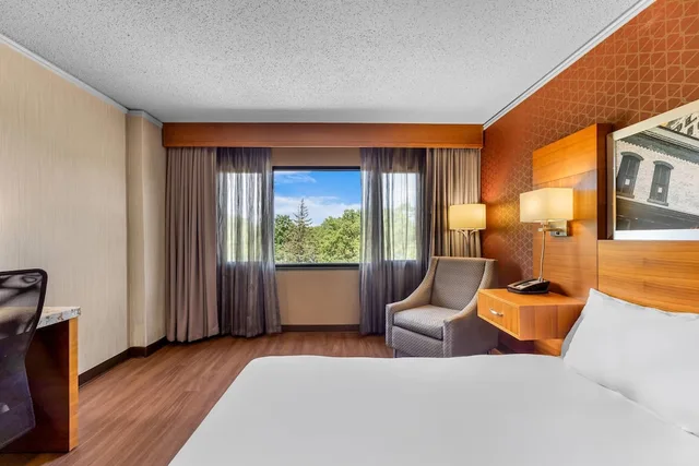 Room, King Bed, Radisson Hotel La Crosse 9/10