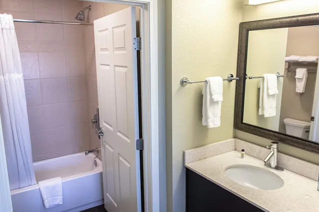 جناح بسرير كينج بغرفة نوم واحدة بمطبخ لذوي الإعاقة، Staybridge Suites Minot 2/5