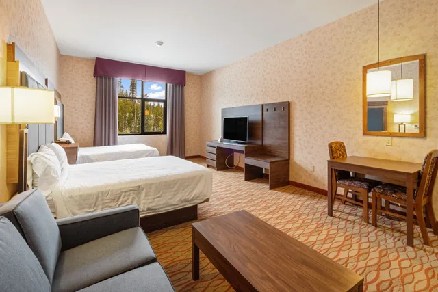 جناح بسريرين كوين بإطلالة على الجبل مع أريكة، The Lodge at Big Sky 2/4