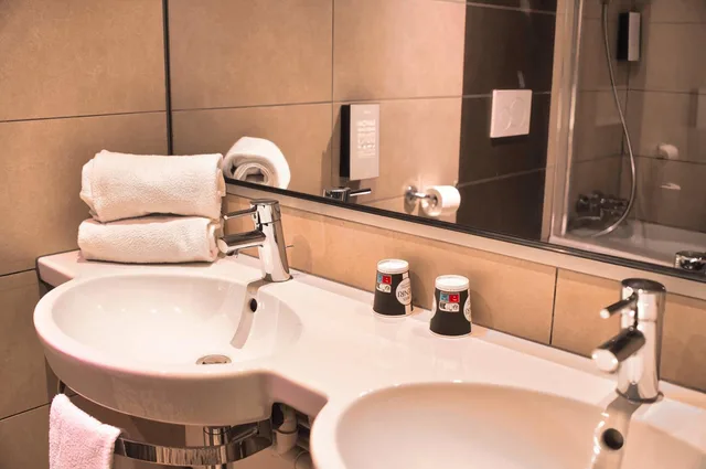 غرفة كومفورت بسرير كوين بغرفة نوم واحدة، Kyriad Prestige Mulhouse Basel 8/9