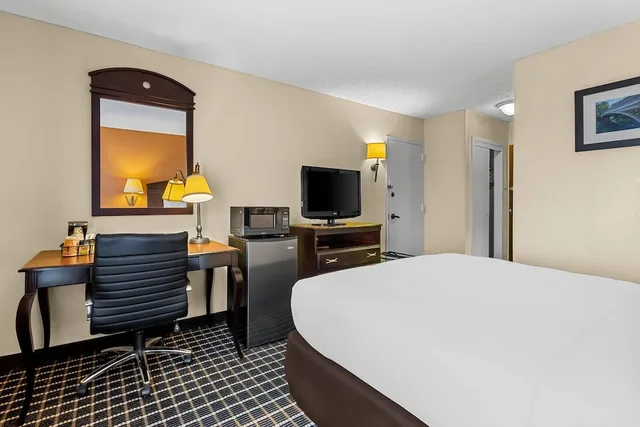 غرفة بسرير كوين، Comfort Inn & Suites Somerset - New Brunswick 3/5