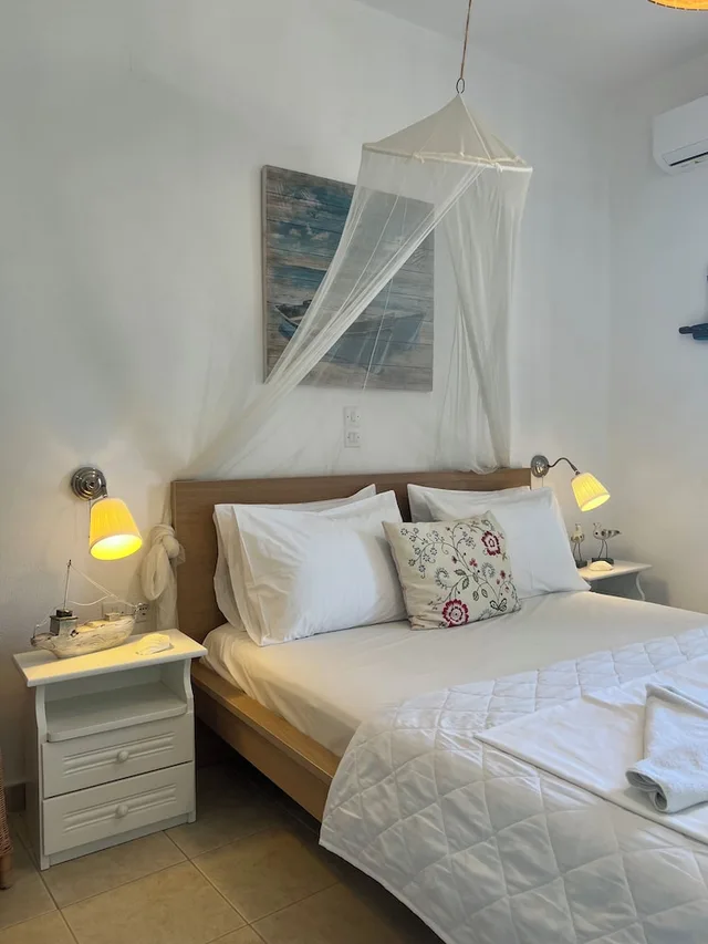غرفة بسرير مزدوج بشرفة بإطلالة جزئية على البحر، Heliotropio Studios & Apartments 2/7