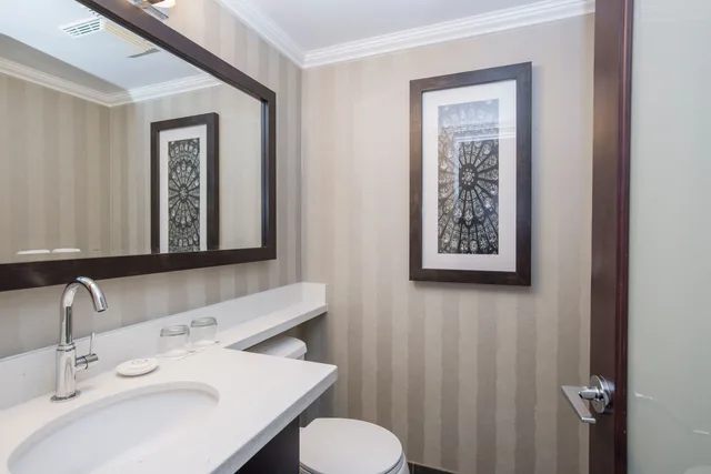 جناح ديلوكس بسرير كينج وسرير كوين بغرفتي نوم مع أريكة، La Grande Residence at the Sutton Place Hotel 3/4