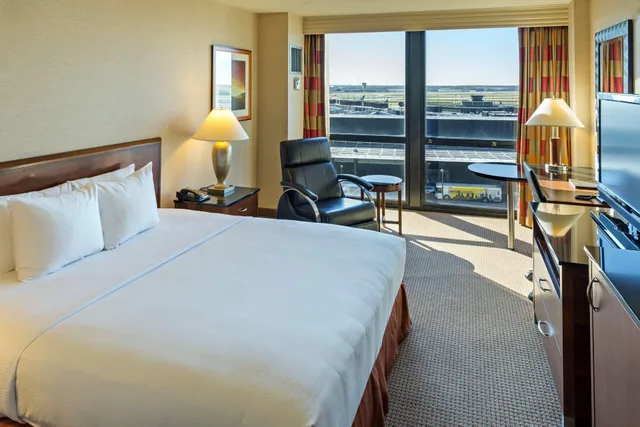 غرفة بسرير مزدوج بإطلالة، Hilton Chicago OHare Airport 1/7