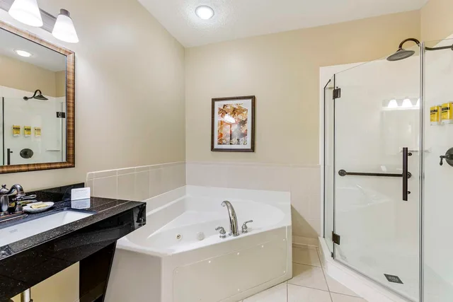 غرفة بسرير كينج مع أريكة بحوض جاكوزي بمطبخ، Best Western Plus Dutch Haus Inn And Suites 2/2