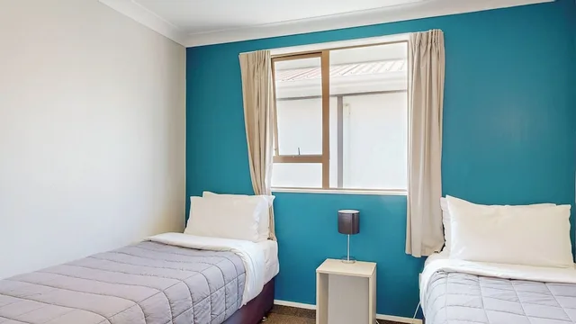 غرفة بسرير كوين وسريرين منفصلين بغرفة نوم واحدة، Albatross Motel 4/10