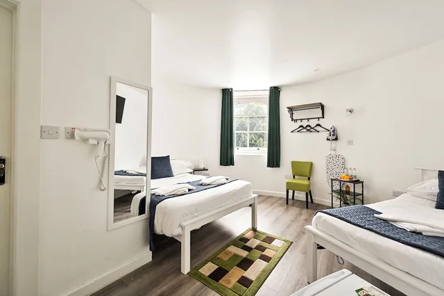 Family, 1 Double and 1 Single Bed, City London Hotel 4/6