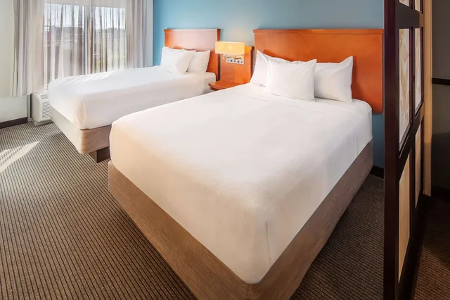 غرفة قياسية بسريرين كوين مع أريكة، Hyatt Place Madison Downtown 2/9