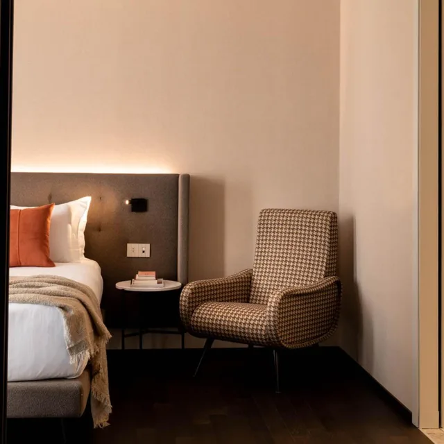 جناح بجاكوزي، Litta Palace 5/9