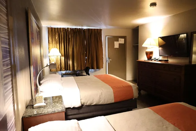 Room, 2 Queen Beds, Golden Key Motel 2/3