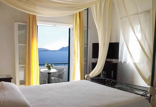 غرفة سوبيريور رباعية بسرير كوين وسريرين منفصلين بإطلالة على البحر، Aegialis Hotel And Spa 1/2