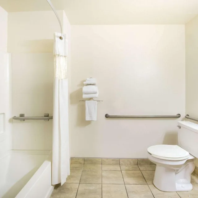 غرفة بسرير كوين بحوض استحمام لذوي الإعاقة، Super 8 by Wyndham Harlingen TX 4/4