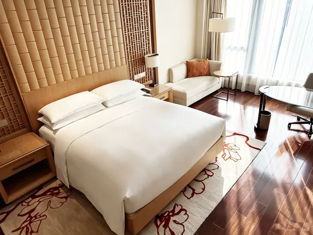 غرفة ديلوكس بإطلالة على المدينة مفردة بسرير كينج للمدخنين، Zhuhai Marriott Hotel 1/7