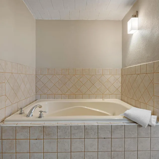 غرفة بسرير كينج بجاكوزي، Best Western Hunt's Landing Hotel Matamoras/Milford 8/10