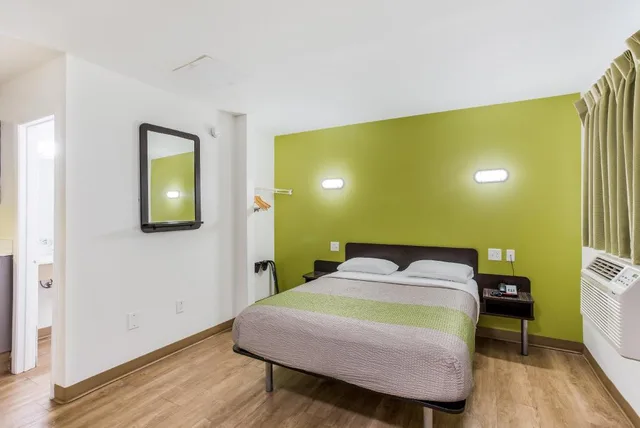 غرفة بسرير كينج للمدخنين بمطبخ، Studio 6 Extended Stay - Jacksonville, FL - South 3/5