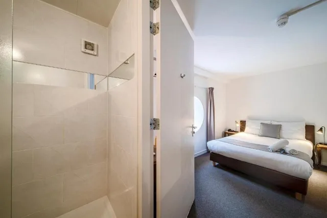 Junior, Double Bed, H2OTEL Rotterdam 3/5