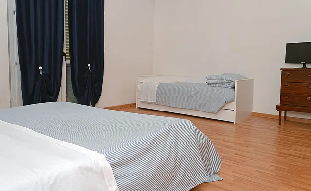 غرفة رباعية بسرير مزدوج وسريرين منفصلين بشرفة، Hotel Kinda 4/4