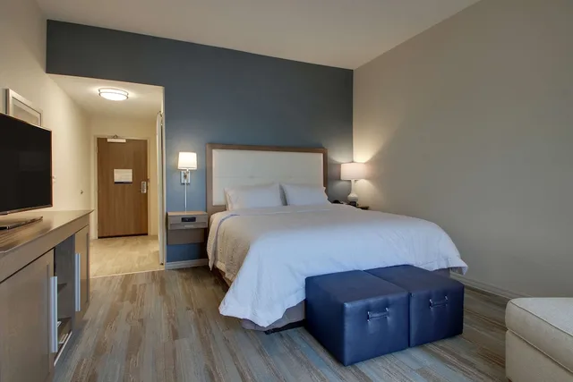 غرفة بسرير كينج مع أريكة لذوي الإعاقة، Hampton Inn Sneads Ferry North Topsail Beach 2/5