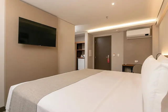 Deluxe, King Bed, The Roochelle Hotel 2/2