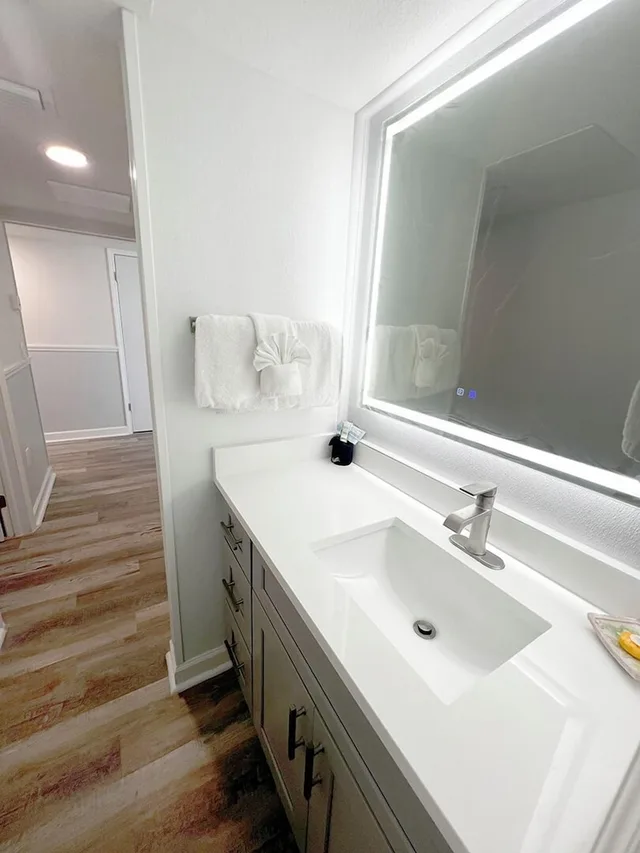 Suite, King Bed, Beach Front, Sofa, Balcony، Lani Kai Beachfront 8/10