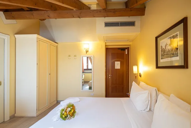 غرفة بسريرين منفصلين بإطلالة على البحيرة في المبنى الرئيسي، Hotel Pallanza 2/5