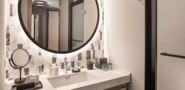 غرفة بسرير كينج بإطلالة على المتنزه، The Monarch San Antonio, Curio Collection By Hilton 2/2