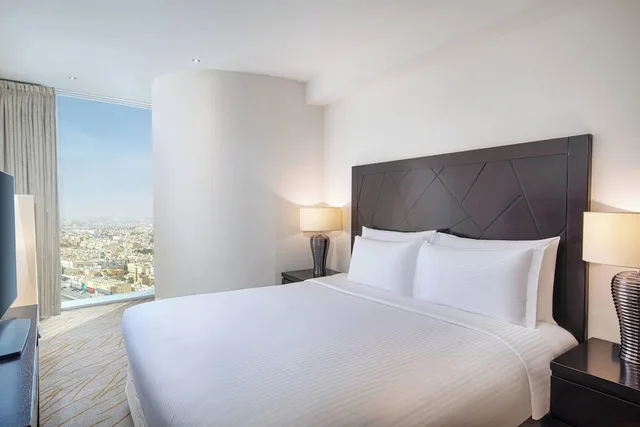 جناح بإطلالة على المدينة بغرفتي نوم، فندق برج رافال(JW Marriott Hotel Riyadh) 1/3