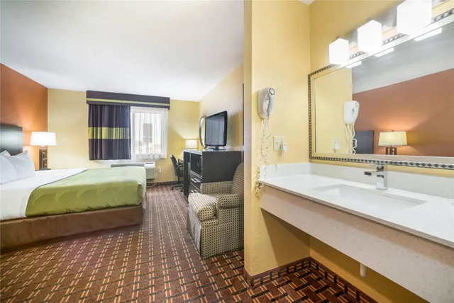 غرفة بسرير كينج، Quality Inn O'Fallon IL - St. Louis 2/2