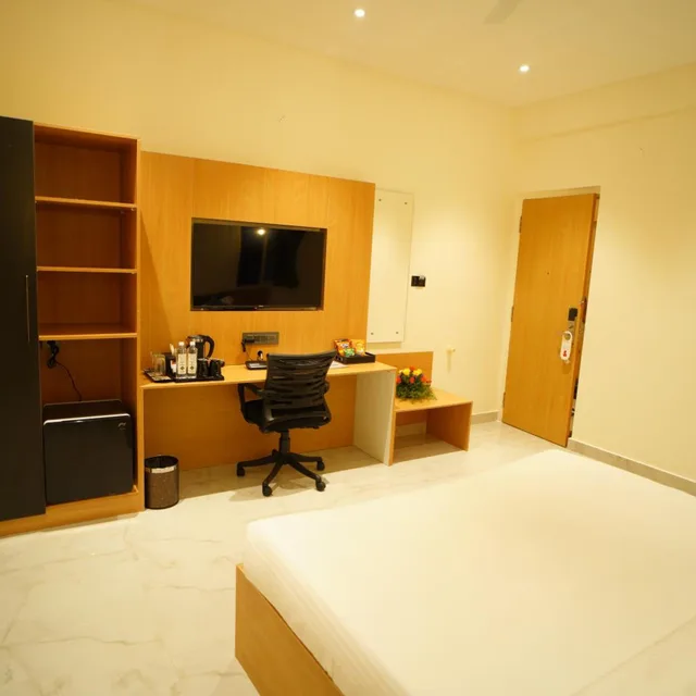 غرفة ديلوكس بسرير كينج، Emerald Urban Comforts 5/7