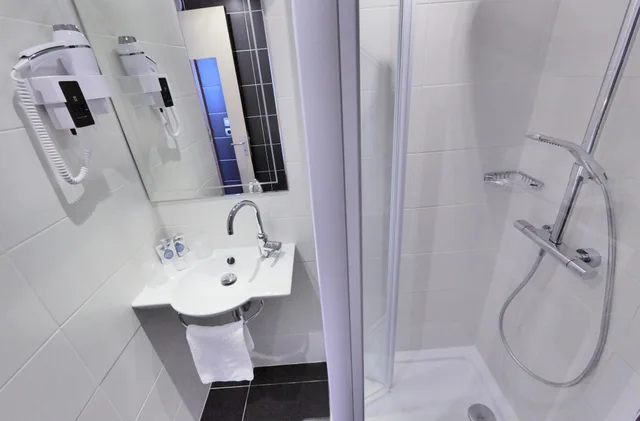 Standard, Double Bed, Hotel Kyriad Saint Quentin En Yvelines - Montigny 7/9