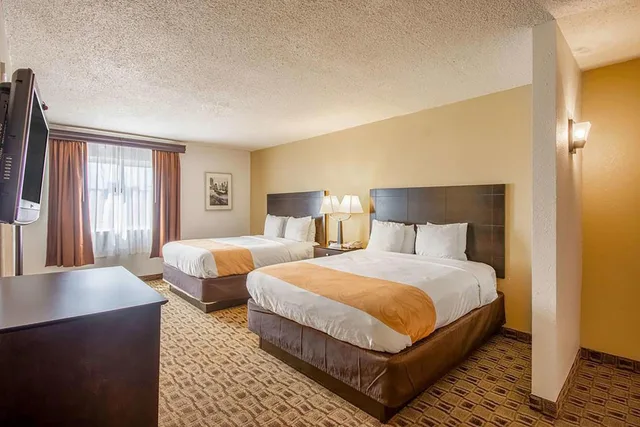 جناح فاخر بسريرين كوين، Coratel Plus Suites Wichita West Airport 2/7