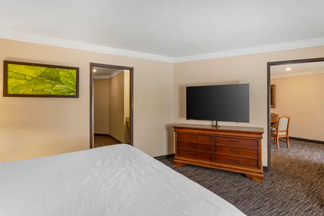 جناح بسرير كينج، Best Western Plus Landmark Inn 2/4