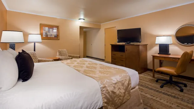 غرفة قياسية كبيرة بسرير كينج بإطلالة على المسبح بشرفة، Best Western Plus Royal Oak Hotel 2/6