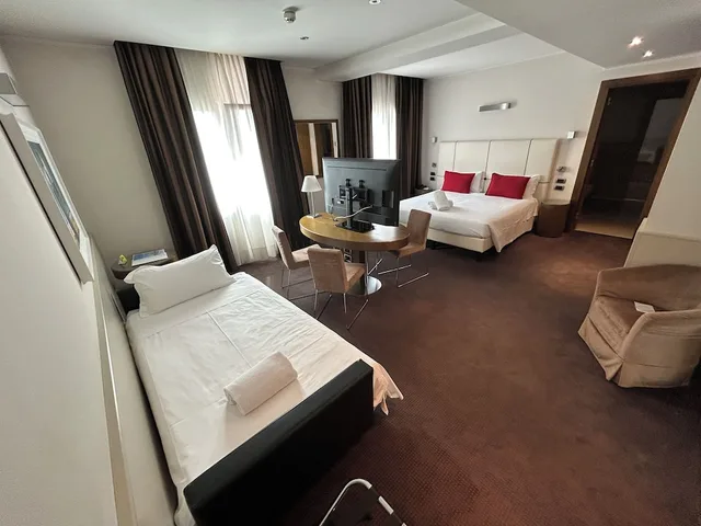 غرفة ديلوكس بسرير مزدوج مع أريكة، Hotel Plaza 3/6