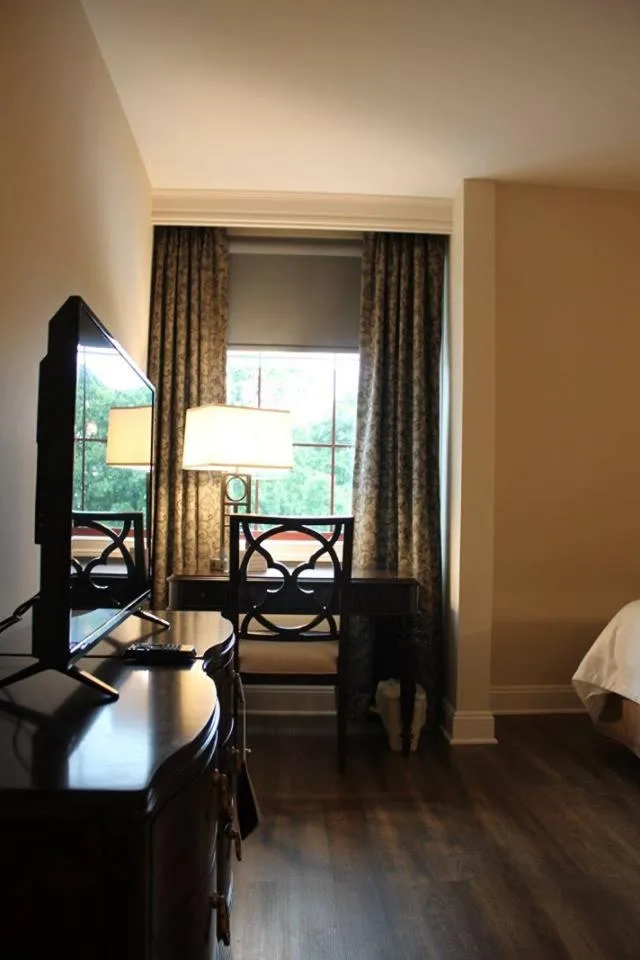 غرفة كبيرة بسرير مزدوج، Norwalk Inn and Conference Center 1/5