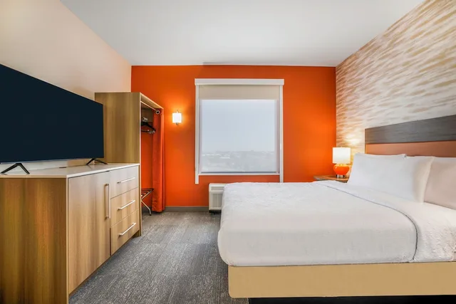 جناح بسرير كوين بحوض استحمام لذوي الإعاقة، Home2 Suites by Hilton Aurora Medical Center Denver 1/9