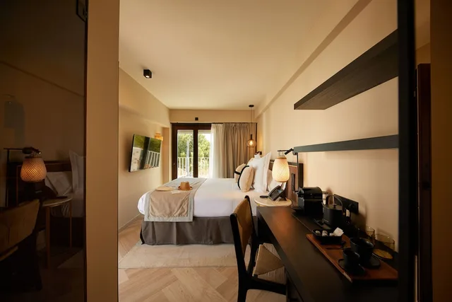 غرفة بسرير كوين بشرفة، Belle Marivent Mediterranean Petit Hotel 2/2